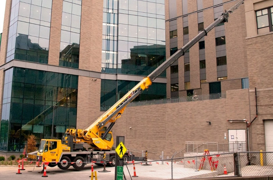 why professional crane rental (renta de gruas) is important for safe and efficient construction projects