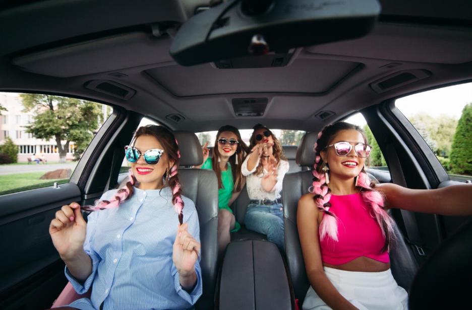 How Can I Easily Pre-Book  Maxi Taxi In Melbourne For Large Group With Luggage?