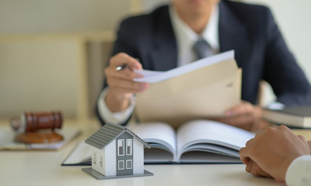 how real estate lawyers safeguard home buyers during transactions