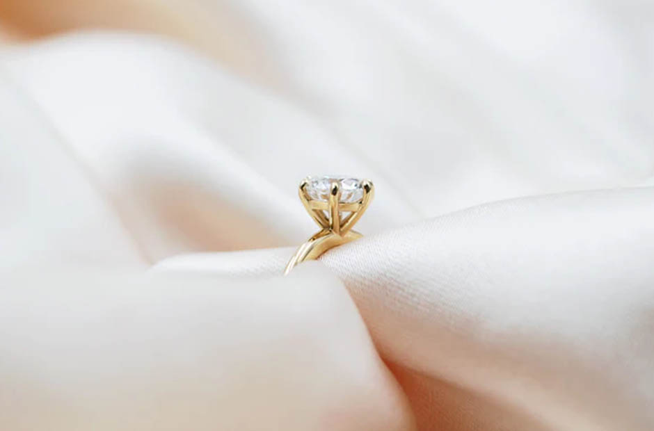 how can buyers balance beauty and practicality in a ring